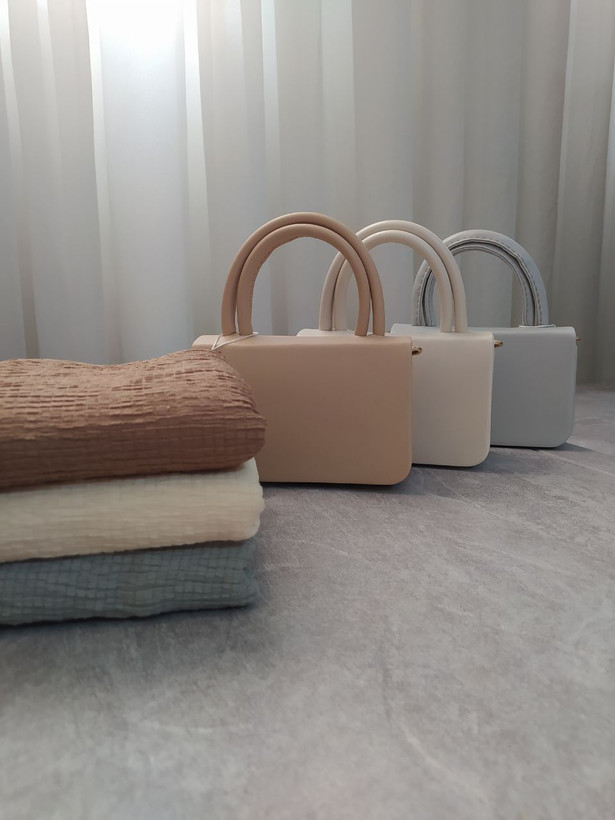 ست کیف و شال زنانه و دخترانه کیف پاسپورتی دسته دوبل و شال پفکی