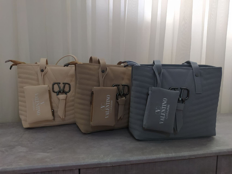 کیف زنانه دوشی جنس نانسی جادار،زیبا و شیک طوسی - کرم